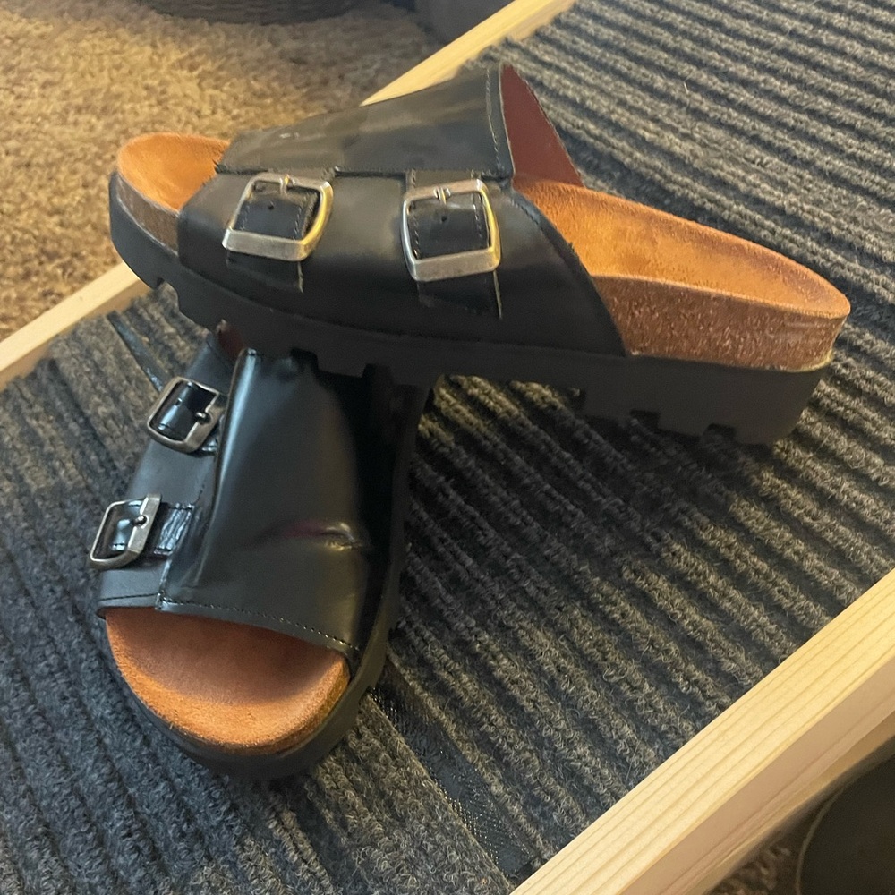 BLACK PLATFORM SANDALS